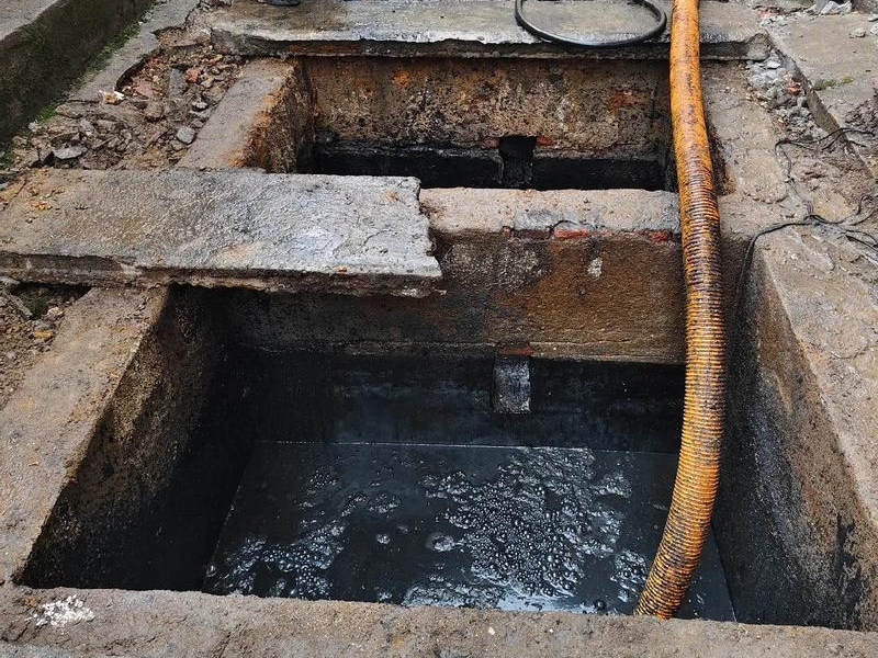 北京西路清理化粪池